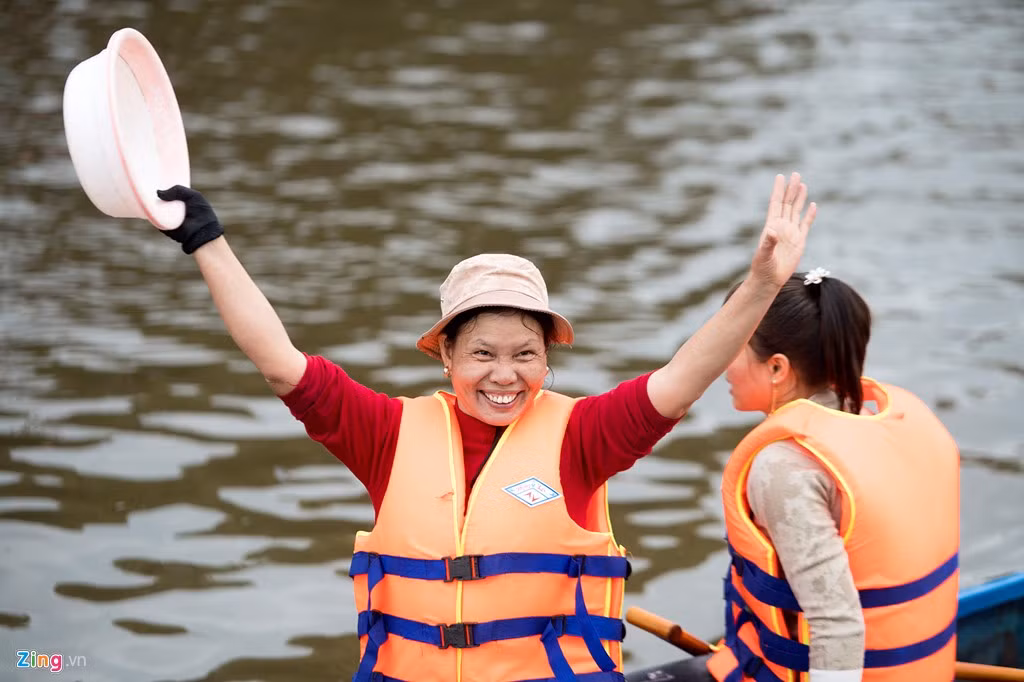 Số VĐV trên mỗi thuyền đua từ 12-14, bao gồm 10-12 tay chèo, một người cầm lái (còn gọi là "phách mũi" và một người tát nước). Các đội chuẩn bị sẵn bó đóm và niêu cơm, vừa chèo, vừa nấu trong tiếng trống, tiếng cổ vũ reo hò của người dân hai bên bờ sông.