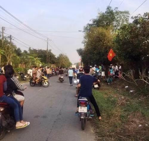 Vụ án phát hiện thi thể cô gái trong bao tải ở Đồng Nai khiến dư luận xôn xao. Nạn nhân Trần Thị Thanh Hoàng (tên thường gọi là Hồng, SN 1983, ngụ xã Tân Thông Hội, huyện Củ Chi, TPHCM) mất tích hôm mùng 5 Tết. Một số người dân ở khu vực địa bàn ấp 1, xã Phước Bình, huyện Long Thành, tỉnh Đồng Nai phát hiện xác chị Hoàng được bỏ trong bao tải màu trắng và 2 tay bị trói. Ảnh: Dân Việt.