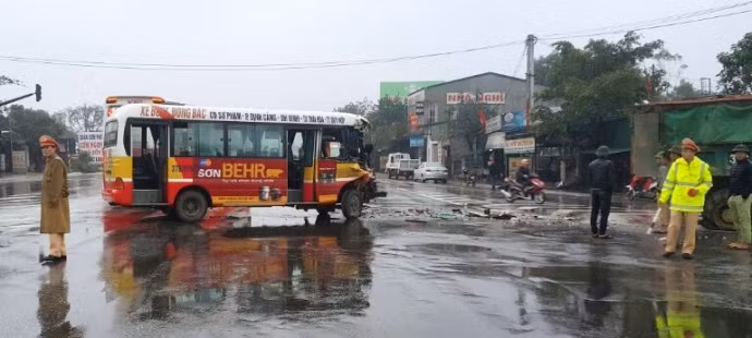 Đang rẽ trái để sang đường, chiếc ô tải bị xe buýt Đông Bắc tông vào đuôi, 1 người bị thương, hàng chục hành khách hoảng loạn. Vụ va chạm xảy ra tại ngã ba Nam Cấm (thuộc Km 443 +900), trên QL1A đoạn qua địa bàn xóm 1 xã Nghi Long (Nghệ An). Ảnh: An toàn giao thông.