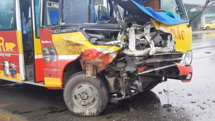 Sau cú va chạm mạnh, xe ô tô tải bị nổ 2 lốp sau, móp phần đuôi, xe buýt bị hư hỏng nặng phần đầu. Ảnh: An toàn giao thông.