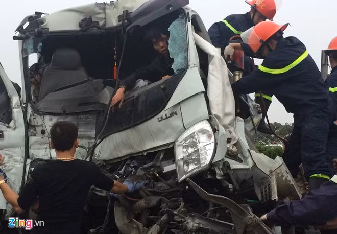 Cảnh sát cho hay, tài xế gặp nạn tên Nguyễn Văn Vượng (24 tuổi). Anh này kể khoảng 5h30, khi đang chạy trên cao tốc Pháp Vân - Cầu Giẽ, do trời tối, thiếu quan sát đã tự đâm vào xe container đỗ bên đường.