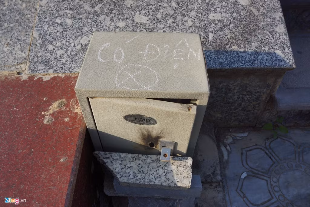 Lối cầu thang lên xuống cho du khách có nhiều hộp điện lộ thiên nhưng cảnh báo sơ sài.