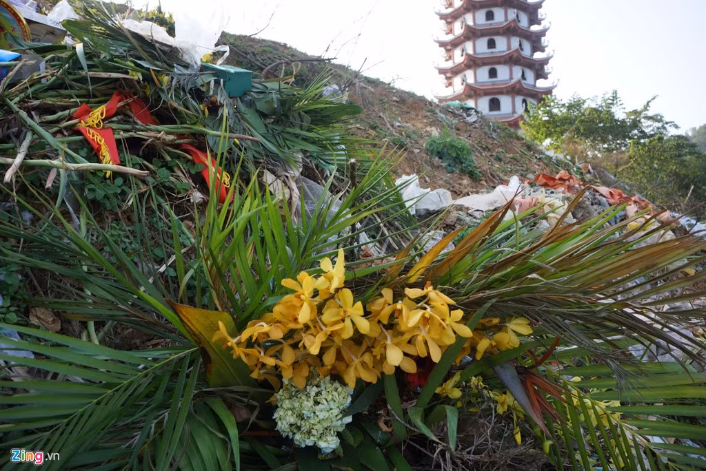 Vòng hoa viếng cũng được vứt ngay khu vực này.