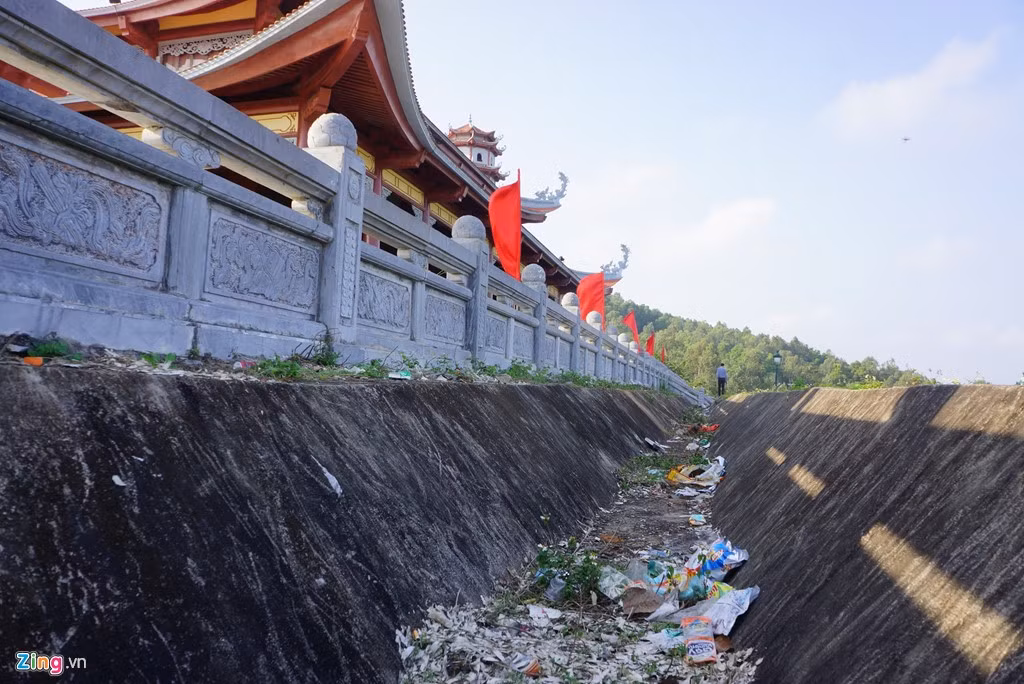 Rãnh thoát nước ngay hông đền thờ các Bà mẹ Việt Nam anh hùng ở Thanh Hóa trở thành nơi du khách xả rác.