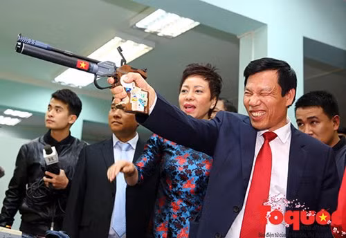 Bằng chính khẩu súng mà xạ thủ Hoàng Xuân Vinh đã xuất sắc giành 1 huy chương vàng và 1 huy chương bạc tại Olympic Rio 2016, Bộ trưởng Nguyễn Ngọc Thiện đã bắn phát súng đầu tiên với mong muốn năm 2017 sẽ là một năm vàng của bắn súng Việt Nam. Ảnh: Tổ quốc.