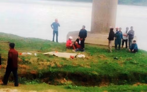 Cũng trong một diễn biến khác, vào khoảng 13h ngày 1/2, tại khu vực cầu Rộ thuộc địa phận 2 xã Võ Liệt và Ngọc Sơn, huyện Thanh Chương (Nghệ An) đã xảy ra vụ tai nạn giao thông khiến 4 người thương vong. Vào thời điểm trên, chiếc xe ô tô đang lưu thông trên cầu Rộ thì bất ngờ va chạm với 2 xe máy. Cú đâm khiến 3 người trên 2 xe máy rơi xuống chân cầu ở độ cao khoảng hơn 20 mét, khiến 2 nạn nhân tử vong tại chỗ; một bé 3 tuổi tử vong vào chiều tối cùng ngày tại bệnh viện.