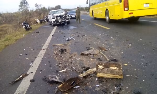 Khoảng 5h00 sáng ngày 31/1 (mùng 4 Tết), trên tuyến đường Hồ Chí Minh (QL 14 cũ) đoạn qua địa phận xã Ea H’leo, huyện Ea H’leo (tỉnh Đắk Lắk) một ô tô và xe công nông đấu đầu nhau khiến nhiều người bị thương. Tại hiện trường, chiếc xe ô tô bị tông nát bét phần đầu xe, hư hỏng nặng. Ảnh: Thúy Diễn.