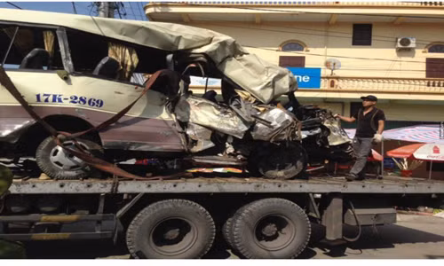 Nguyên nhân ban đầu của vụ tai nạn xe khách khiến 2 người chết, 27 người bị thương tại TP. Uông Bí, Quảng Ninh là do ô tô nổ lốp nên tài xế mất lái. Ảnh: Giao thông.