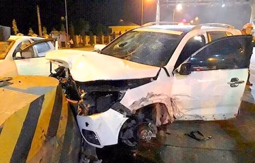 Một vụ tai nạn giao thông xế hộp đâm vào trạm thu phí xảy ra vào lúc 19h45 phút, ngày 1/2/2017 trên Quốc lộ 1A đoạn qua địa bàn phường Quỳnh Thiện, TX Hoàng Mai (Nghệ An). Tại hiện trường, chiếc xe biến dạng và 5 người trên xe bị mắc kẹt, nguy hiểm đến tính mạng.