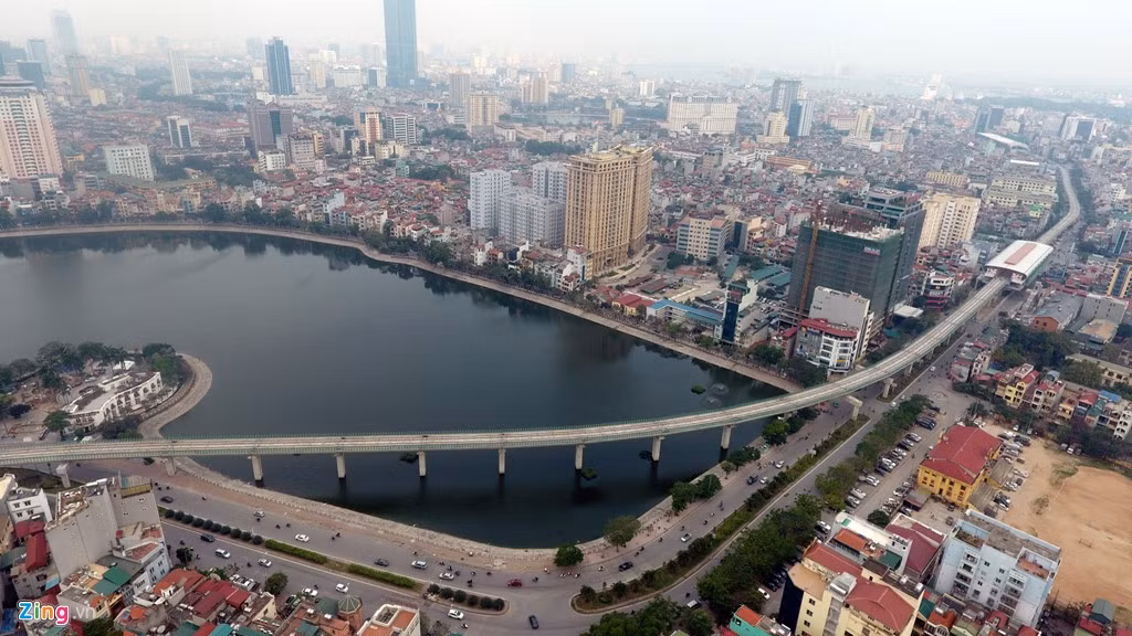 Quá trình đưa đoàn tàu lên hệ thống ray do Tổng thầu và thầu phụ chịu trách nhiệm cả về chi phí và phương án kỹ thuật. Ảnh tuyến đường sắt Cát Linh - Hà Đông nhìn từ trên cao. Ảnh: Zing.