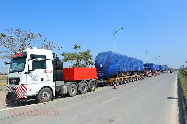 Rạng sáng 19/2, đoàn tàu đầu tiên trong tổng số 13 đoàn tàu tuyến đường sắt trên cao Cát Linh - Hà Đông đã về đến Hà Nội chuẩn bị lắp ráp lên đường ray, khu vực nhà ga La Khê (Hà Đông, Hà Nội). Ảnh: Báo tin tức.