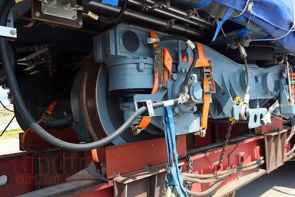 Vỏ tàu được làm bằng thép không gỉ Seri 301L tuân thủ tiêu chuẩn của Châu Âu. Mỗi đoàn tàu được lắp đặt 8 động cơ xoay chiều 3 pha với công suất 190kW/động cơ. Tàu được cấp điện từ ray thứ 3. Ảnh: Báo tin tức,