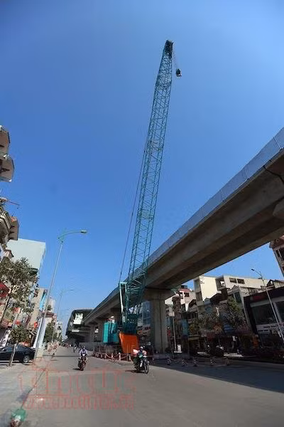 Cẩu bánh siêu trường siêu trọng sẽ thực hiện nhiệm vụ nâng các toa tàu lên ray đường sắt trên cao Cát Linh - Hà Đông (Hà Nội). Ảnh: Báo tin tức.