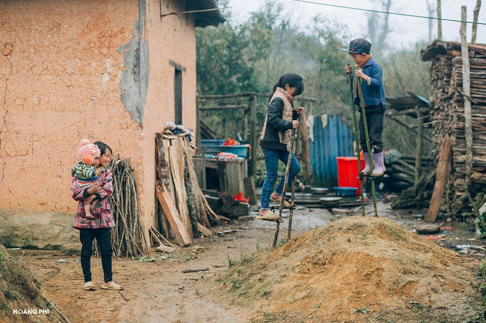 Điều làm tôi đặc biệt yêu thích là cuộc sống an nhiên của những đứa trẻ. Chúng thỏa sức vui đùa, chơi những trò chơi mà trẻ thành phố thấy xa lạ.