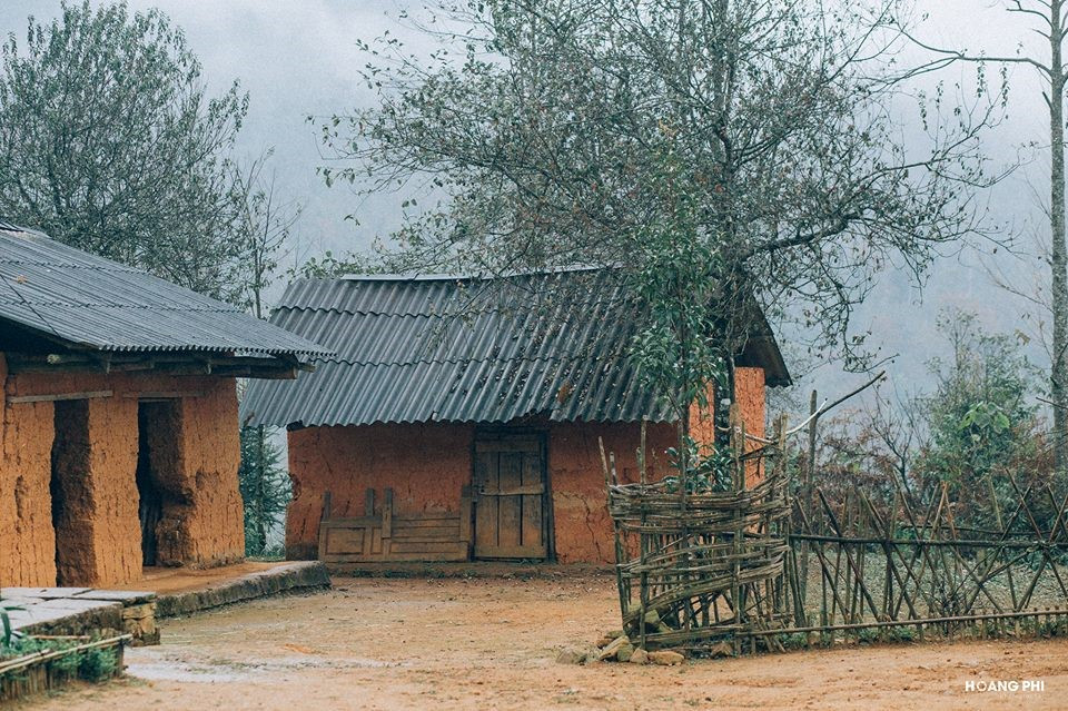 Tại Y Tý, bạn có thể thấy lối kiến trúc nhà trình tường đặc trưng của người Hà Nhì: nhà hình chữ nhật, tường đất, mái tranh nhọn hình kim tự tháp. Nhà làm bằng đất nện, mát mẻ vào mùa hè và ấm vào mùa đông.