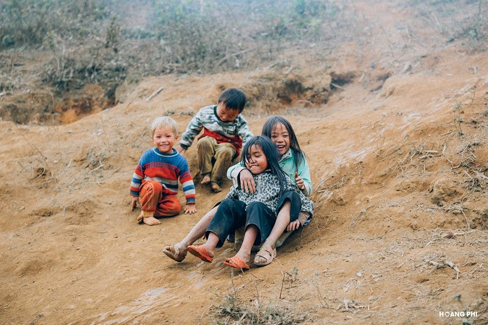 Chơi cùng bọn nhỏ, tôi cảm thấy thật vui và thoải mái như được sống trong những năm tháng tuổi thơ.