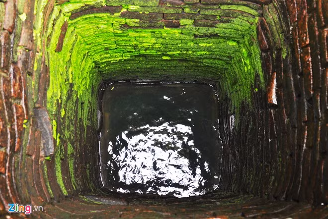 Ông Đường kể gia đình sống nhờ giếng Bá Lễ. Giếng cổ này quanh năm nguồn nước dồi dào luôn trong vắt, ngọt thanh nên người dân Hội An ai cũng ưa dùng. Hàng ngày, mọi người bận làm việc thì thuê vợ chồng tôi gánh nước tới. Tiền công được tính theo đoạn đường xa, hoặc gần.