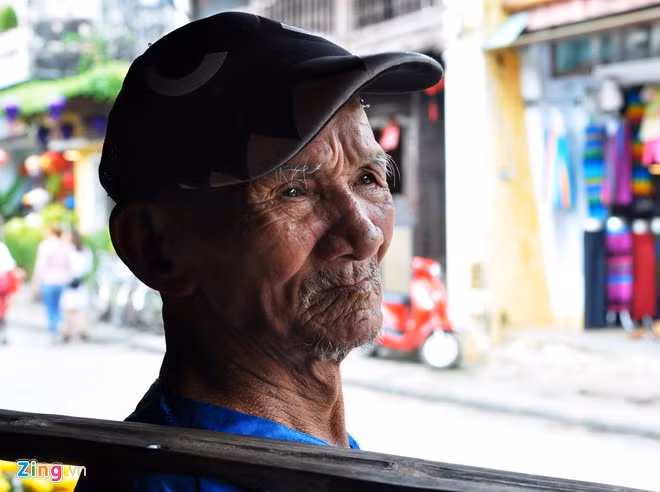 Phút nghỉ ngơi của ông Đường bên đường phố Hội An.