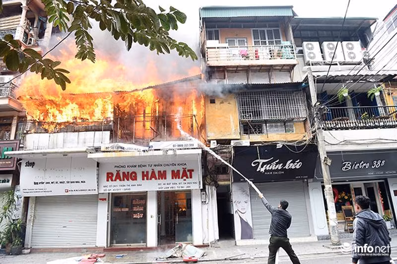 Anh Tú - một người dân sống gần khu vực xảy ra cháy cho biết: "Lúc đám cháy mới khởi phát, nhiều người dùng bình cứu hoả mini dập lửa nhưng bất thành". Ảnh: Infonet.