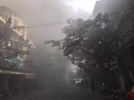 Cả khu phố chìm trong làn khói đen đặc. Ảnh: Tiền Phong.