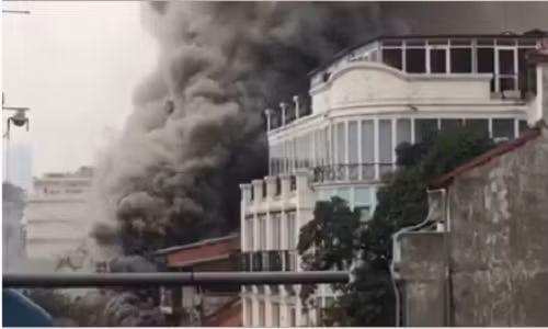 Cột khói đen bốc lên từ đám cháy.