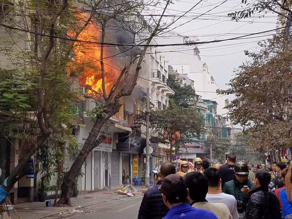 Rất nhiều người dân hiếu kỳ vây quanh hiện trường vụ cháy ở Bát Đàn. Ảnh: Vietnamnet.