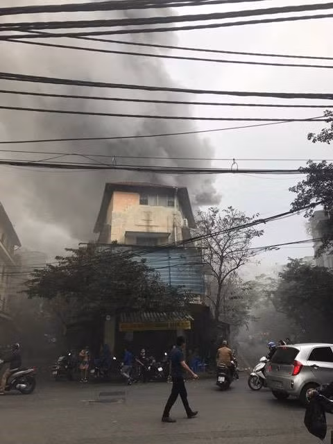 Theo người dân tại đây, căn nhà bị cháy có 3 tầng, tầng 1 là phòng khám, tầng hai cho cư dân ở trọ. Hiện tại, vẫn chưa rõ có người ở trong căn nhà bị cháy hay không. Ảnh: Tiền Phong.