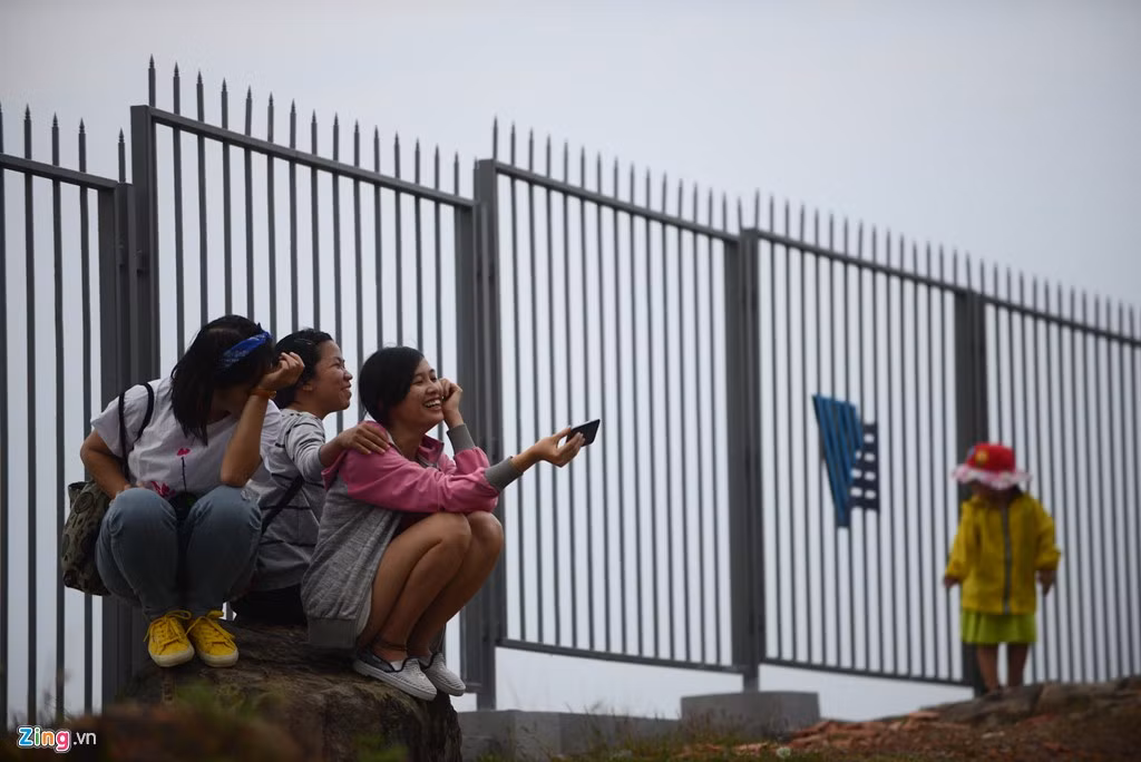 Không cần phải vào bên trong, nhiều thiếu nữ ngồi cạnh hàng rào chụp ảnh selfie.