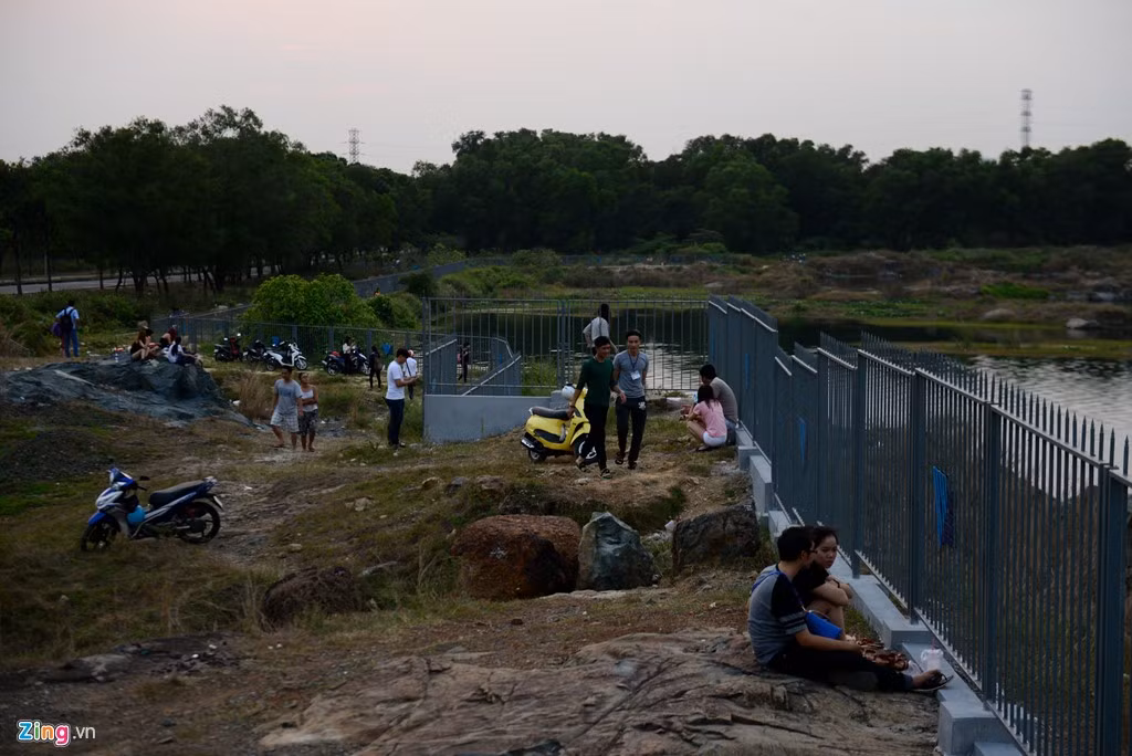 Để khắc phục tình trạng nhiều người vào hồ đá nguy hiểm, Trung tâm Quản lý và Phát triển khu đô thị ĐH Quốc gia TP.HCM đã tiến hành xây dựng hàng rào kiên cố bằng thép.