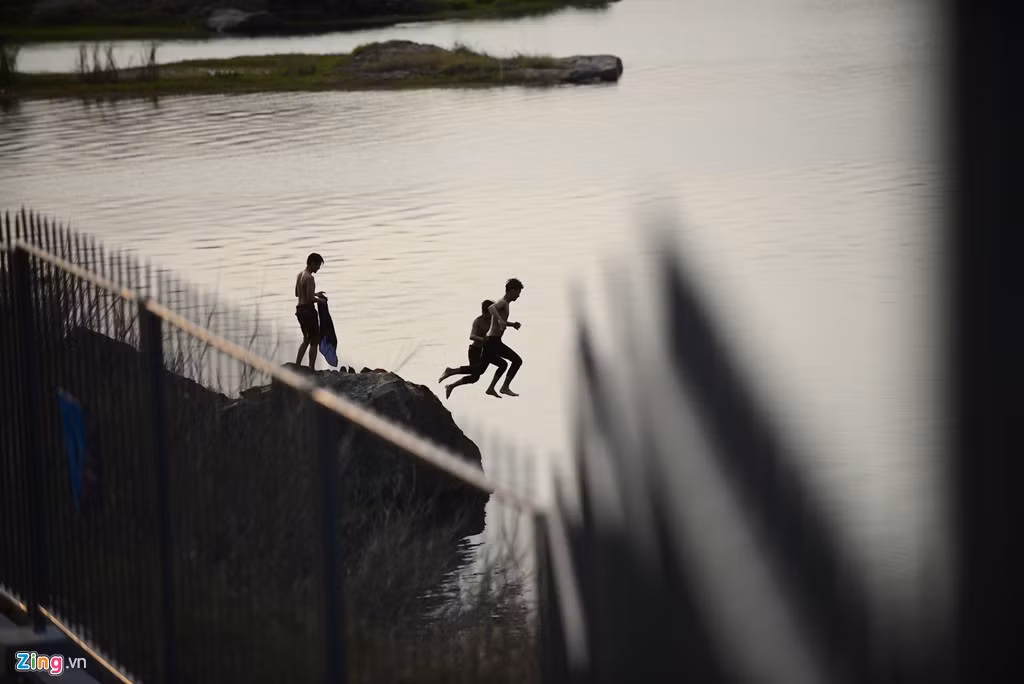 Vài nhóm thanh niên vào hồ đá chỉ để tắm. Trước đó, không ít cái chết thương tâm cũng liên quan đến việc bơi lội tại đây.