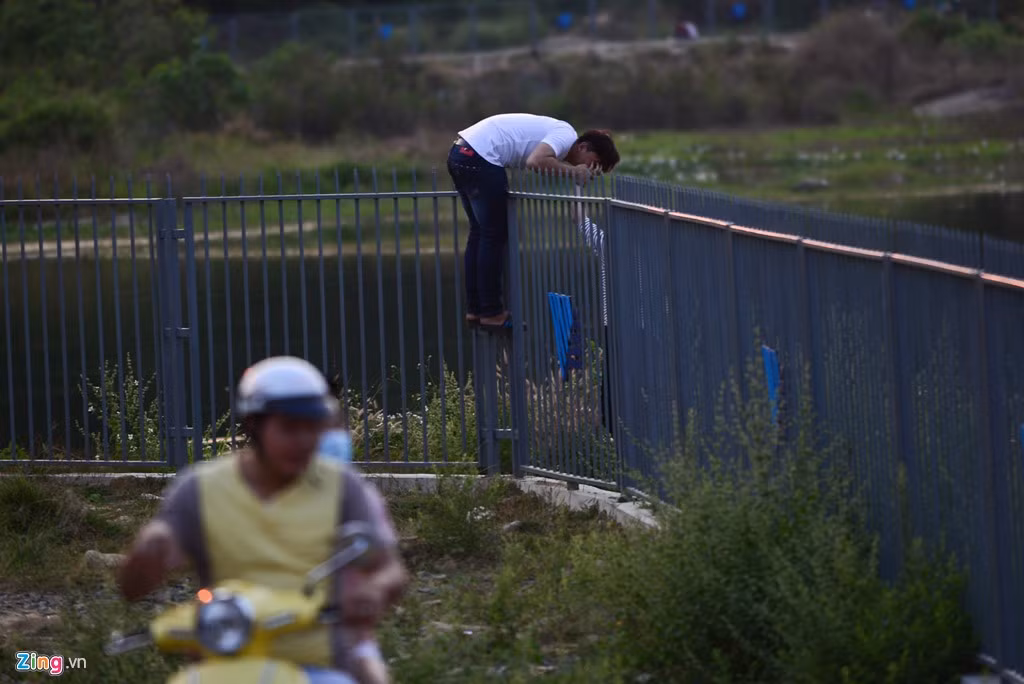 Đôi bạn trong quá trình leo rào còn hôn tay nhau để các thanh sắt nhọn chọc nhẹ vào bụng mình.