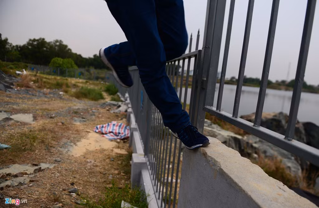 Một nam sinh cho biết vì yêu thích cảnh đẹp hồ đá nên cậu hay đến chơi cùng bạn bè.