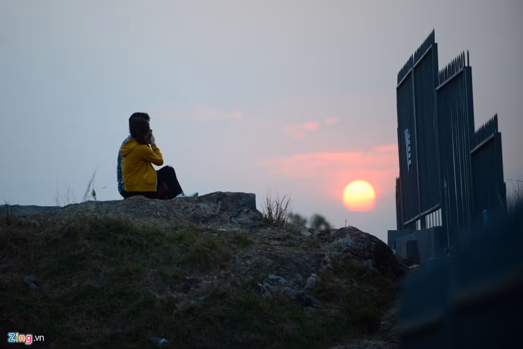 Do đây là địa điểm đẹp, quang cảnh yên bình, vắng lặng nên lúc hoàng hôn, các đôi trẻ thường đến hẹn hò, tâm sự.