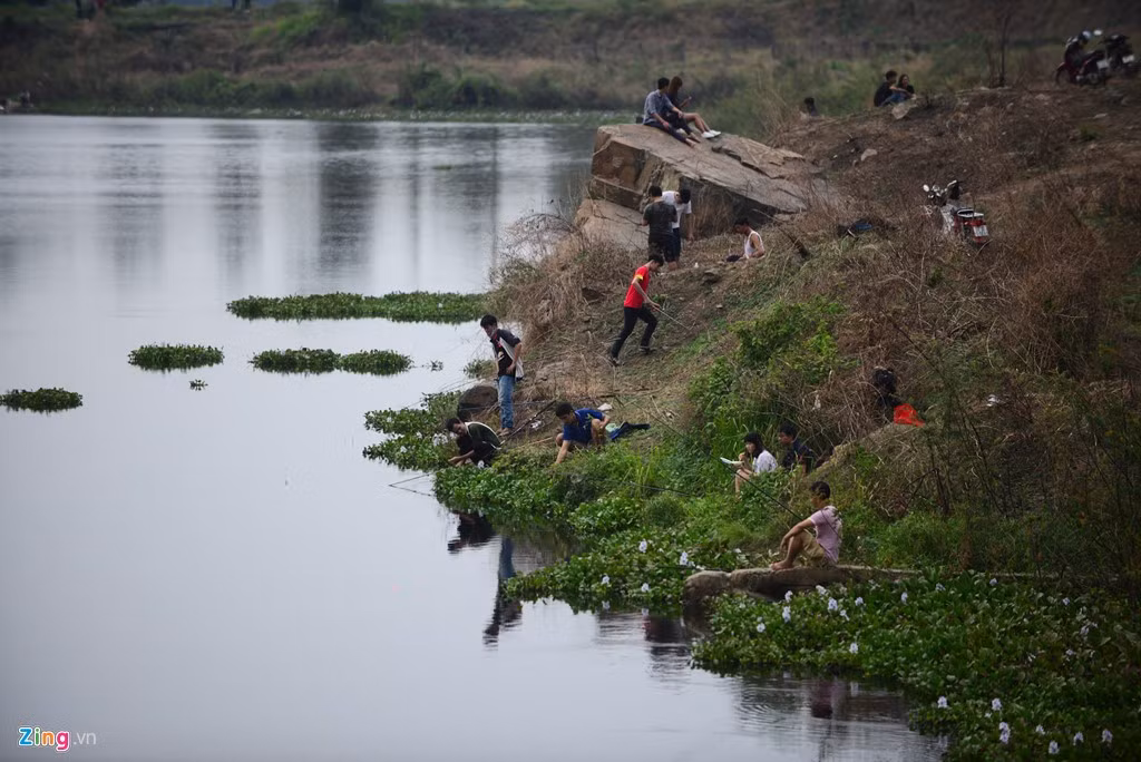 Ở những hồ đá lân cận chưa có rào chắn, nhiều người hiện vẫn thản nhiên đến câu cá, chụp ảnh.