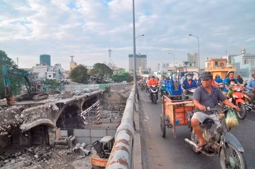 Cây cầu trăm tuổi Nhị Thiên Đường 1, quận 8, TP HCM đã được phá dỡ để xây cầu mới. Dự kiến việc phá dỡ trong 49 ngày để. Ảnh: Tiền Phong.