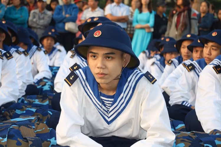 Tuần qua, hàng nghìn thanh niên ở khắp mọi miền lên đường nhập ngũ. Các tân binh hào hứng lên đường thực hiện nghĩa vụ thiêng liêng với Tổ quốc.