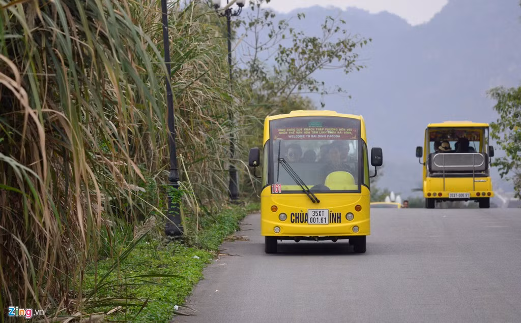 Như mọi năm, xe điện là phương tiện nhanh nhất đưa du khách từ bãi đỗ xe xuống phía chân chùa Bái Đính. Giá một chuyến là 30.000 đồng/người. Có một đường khác để đi bộ, đúng nghĩa hành hương lên đỉnh chùa, nhưng xa hơn gần 2 km và mất khá nhiều thời gian.