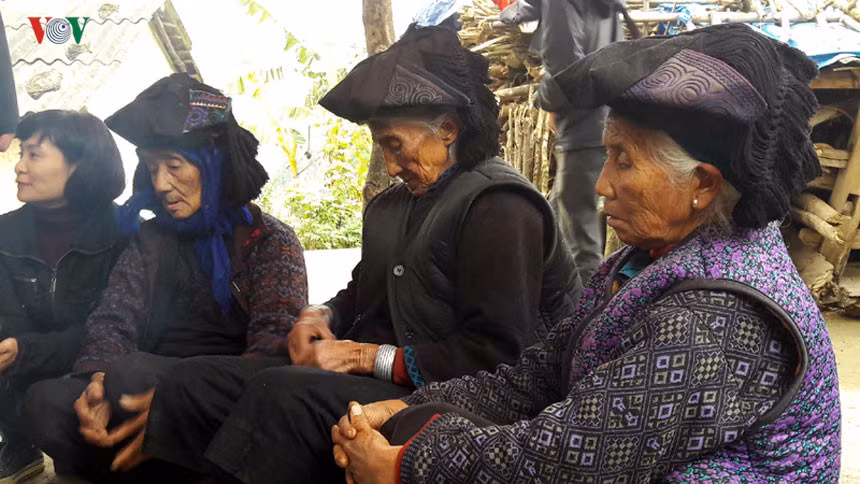 Tại gia đình các nạn nhân thiệt mạng, những người già tập trung để tiếc thương người mất, chờ ngày đẹp theo phong tục địa phương để chôn cất.