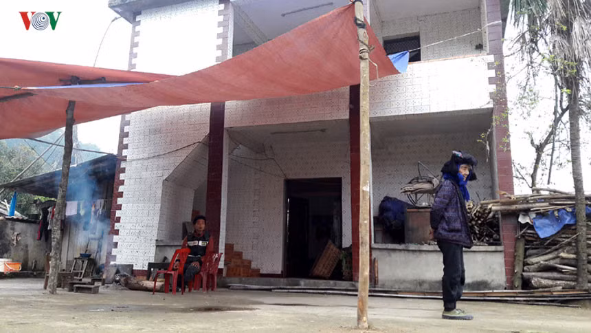 Mỗi gia đình nạn nhân thiệt mạng đều có một đống lửa ở sân như một dấu hiệu riêng. Đây cũng là gia đình tổ chức đám ma gây lên sự cố ngộ độc ở Tả Chải.