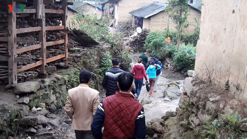 Các lực lượng tăng cường xuống bản vận động, tuyên truyền người dân ổn định tư tưởng và cuộc sống sau sự cố