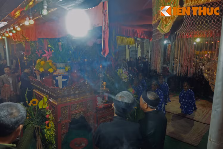 Khoảng 10h đêm đến 1 giờ sáng, các cụ cao niên làm lễ cúng Thành Hoàng làng. Tới 7 giờ sáng hôm sau, những gia chủ có lợn tế lễ sẽ làm thịt và tán lộc cho những người dân trong thôn.