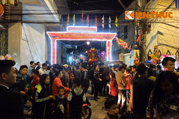 Lối vào đình làng dài 2km chật cứng người đi xem hội. Không ít người từ các vùng khác cũng đến La Phù để xem các ông Lợn khổng lồ.