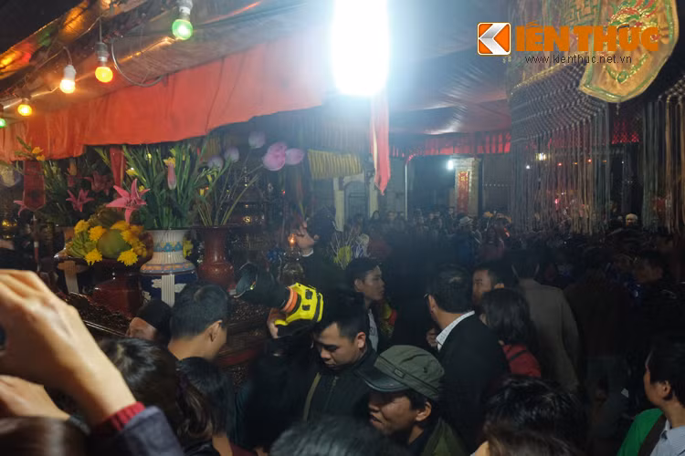 Gần 12h đêm, dòng người đổ đến đình làng La Phù để xem lễ rước ông Lợn càng đông.