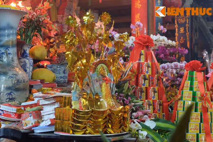 Ngoài dâng lợn tế, người dân trong làng còn dâng các lễ lên đình làng, cầu một năm sung túc, may mắn.