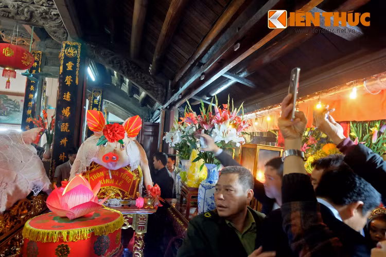 Ai cũng muốn lưu giữ lại những bức hình về lễ hội độc đáo của làng La Phù.