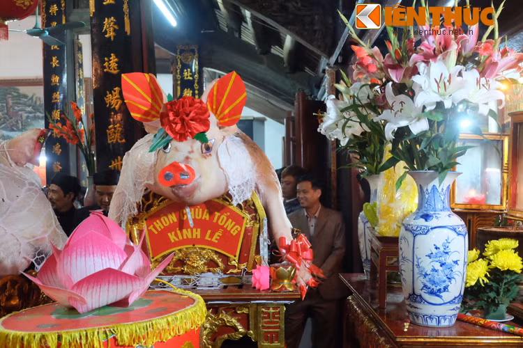 Theo sử sách ghi lại thì hội rước lợn ông Lợn là để tưởng nhớ công ơn của Tĩnh Quốc Tam Lang thời Hùng Duệ Vương thứ Sáu. Tương truyền, khi đó người dân trong vùng mang lợn đến dâng Tĩnh Quốc Tam Lang để ông khao quân trước khi lên đường đánh giặc. Để tỏ lòng biết ơn, người dân gọi ông là Thành Hoàng và hàng năm đều tổ chức lễ rước ông Lợn để tỏ lòng thành kính .