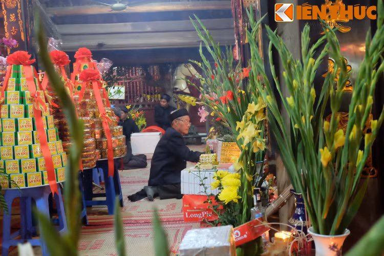 Đồ lễ gồm hương án, hoa quả, mâm xôi, bộ nội tâm. Các ông Lợn đều có kiệu khiêng, phía trên che lọng để đưa ra đình làm lễ.