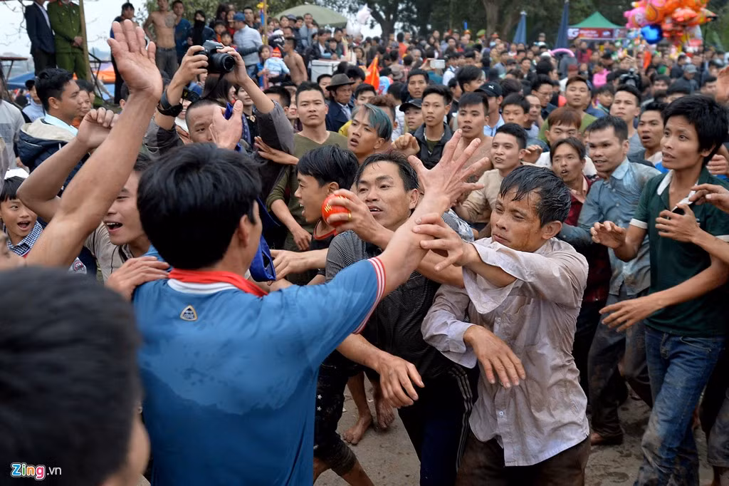 Lên đến bờ, đồng đội của người chiến thắng ai cũng muốn chạm vào quả phết để lấy may.