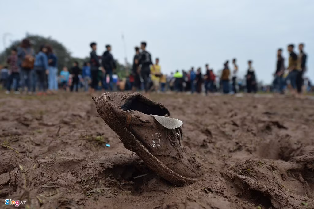 Nhiều người bị bỏ lại giầy trong đó có cả của người chơi lẫn khán giả.