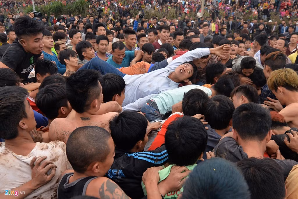 Với quan niệm, ai cướp được phết mang về nhà, trong năm sẽ gặp nhiều may mắn, hàng trăm thanh niên đăng ký tham gia cướp rất quyết liệt.